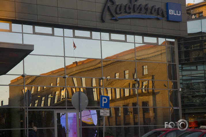 policija priekšā pakaļā