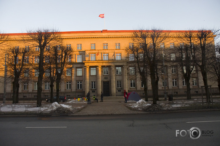 policija priekšā pakaļā