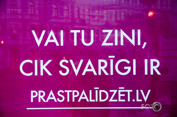 policija priekšā pakaļā