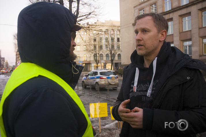 policija priekšā pakaļā