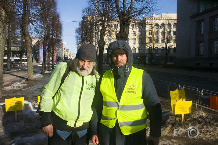 policija priekšā pakaļā