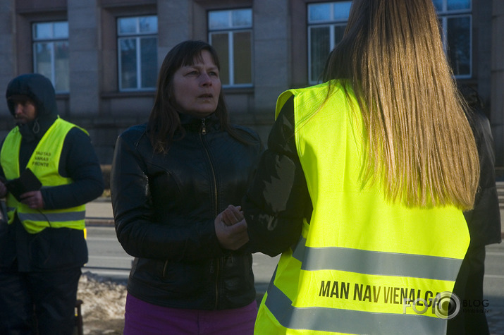 policija priekšā pakaļā
