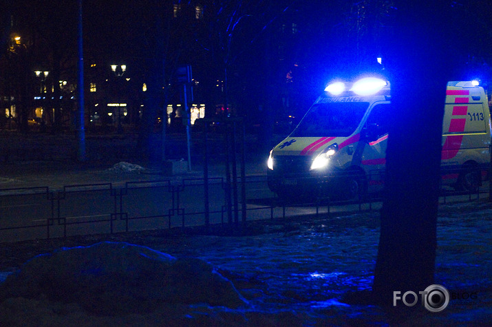 policija priekšā pakaļā