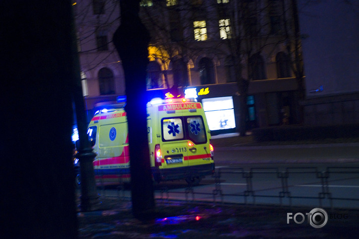 policija priekšā pakaļā