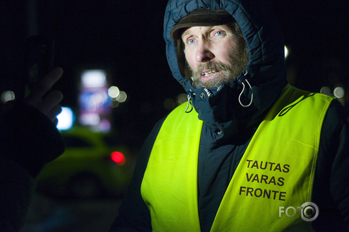policija priekšā pakaļā