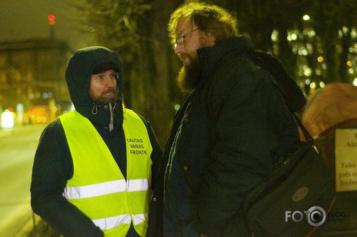 policija priekšā pakaļā