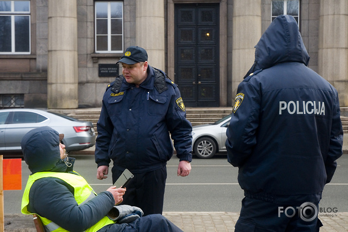 policija priekšā pakaļā