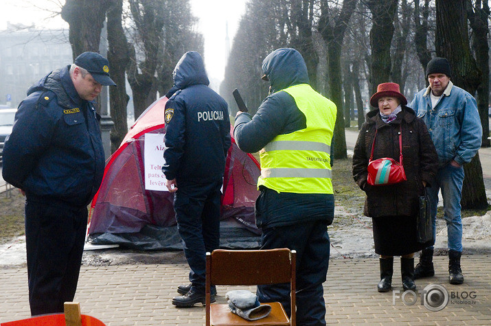 policija priekšā pakaļā