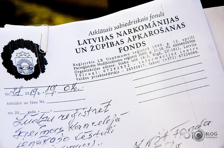 policija priekšā pakaļā