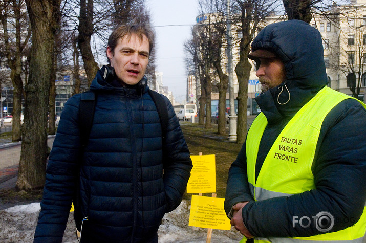 policija priekšā pakaļā