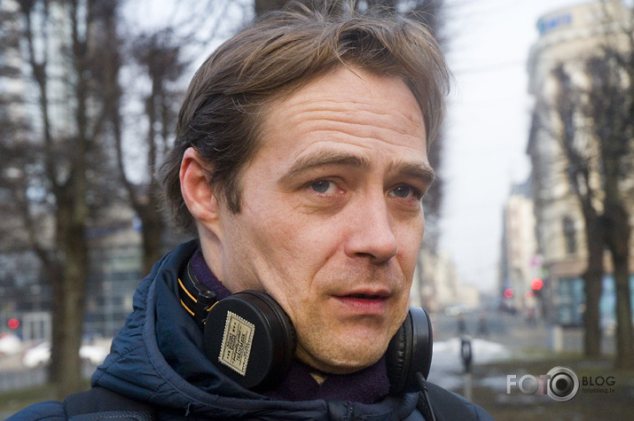 policija priekšā pakaļā