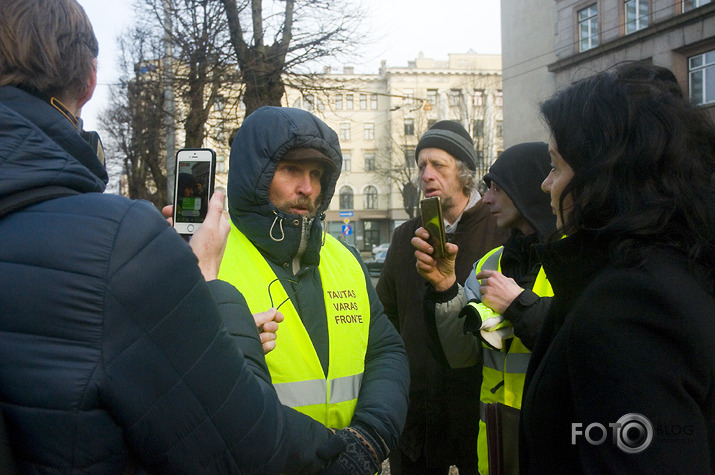 policija priekšā pakaļā