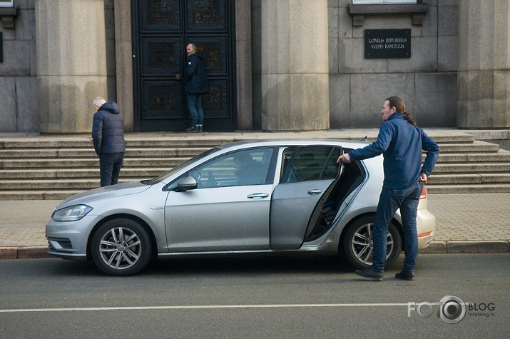 policija priekšā pakaļā