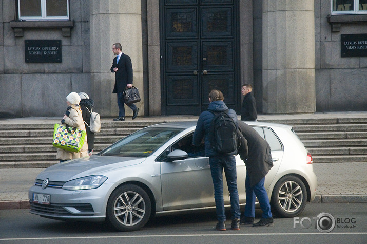 policija priekšā pakaļā