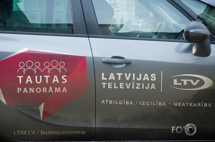 policija priekšā pakaļā