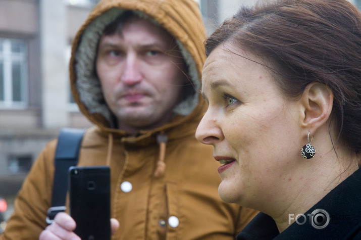 policija priekšā pakaļā