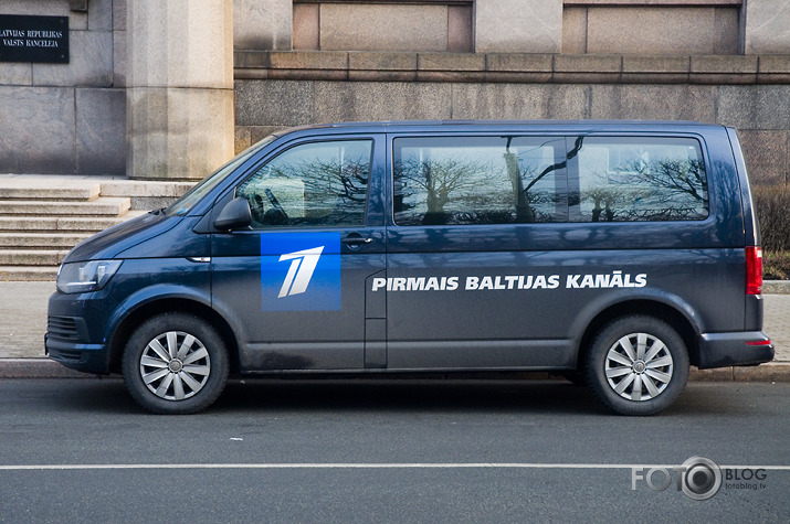 policija priekšā pakaļā