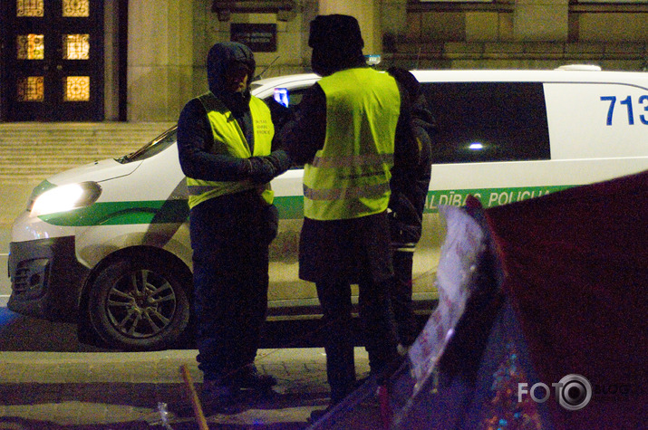 policija priekšā pakaļā
