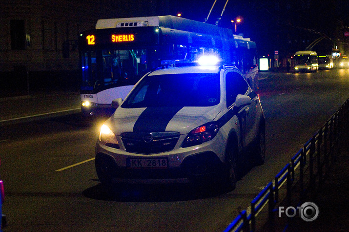 policija priekšā pakaļā