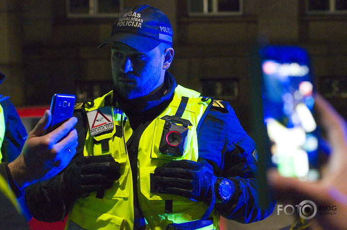 policija priekšā pakaļā