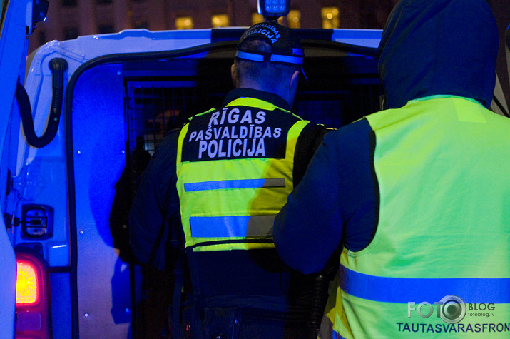 policija priekšā pakaļā