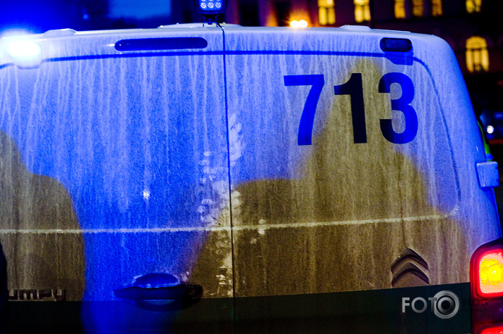policija priekšā pakaļā