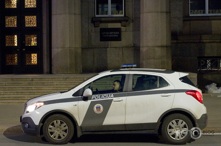 policija priekšā pakaļā