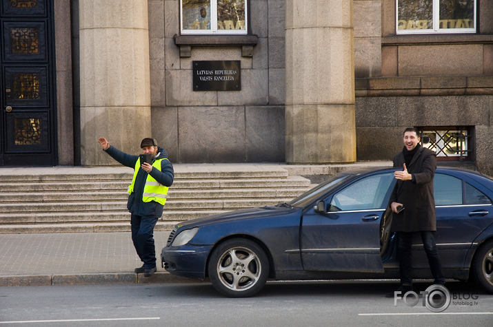 policija priekšā pakaļā