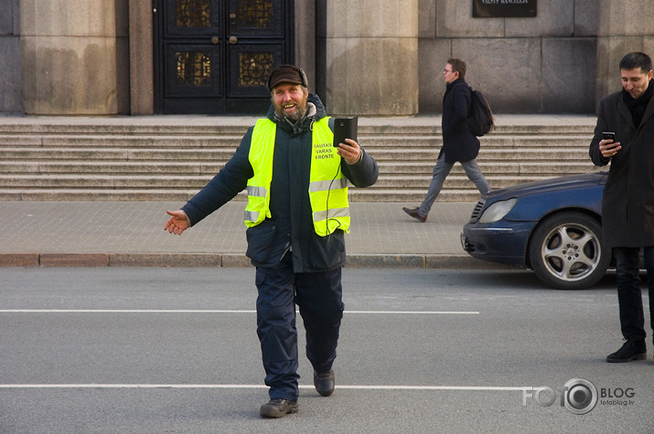 policija priekšā pakaļā