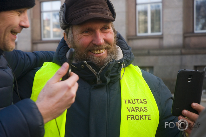 policija priekšā pakaļā
