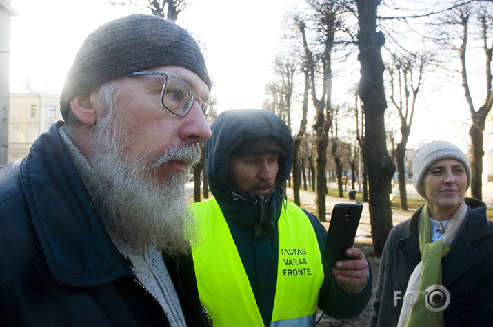 policija priekšā pakaļā