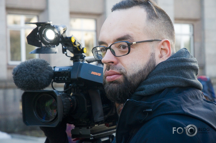 policija priekšā pakaļā