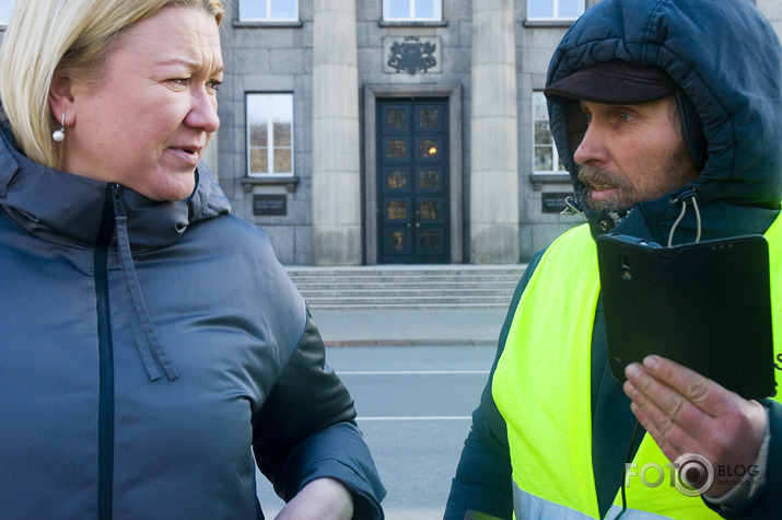 policija priekšā pakaļā