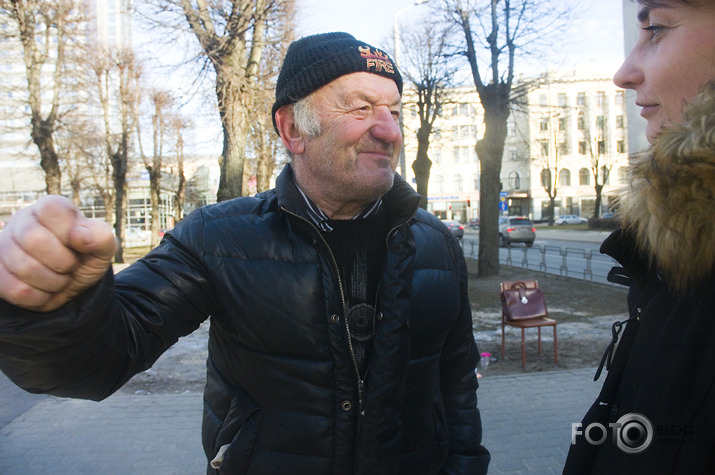 policija priekšā pakaļā