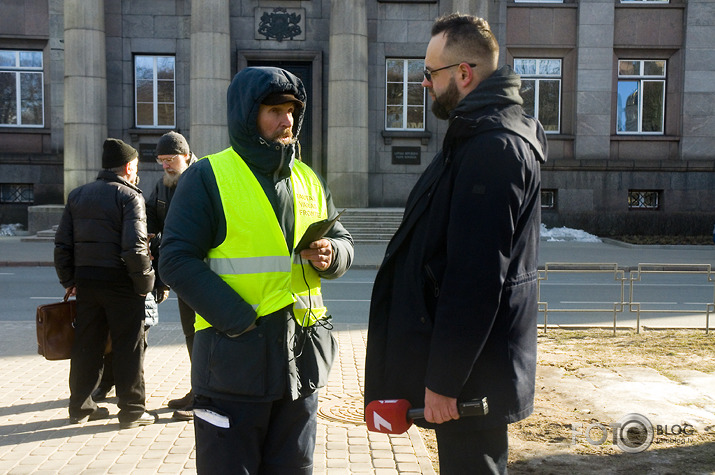 policija priekšā pakaļā