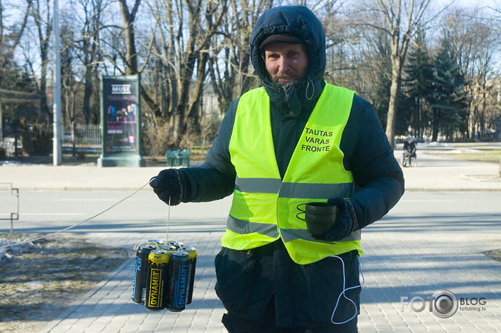policija priekšā pakaļā