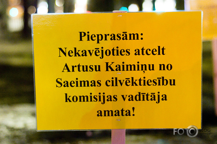 policija priekšā pakaļā