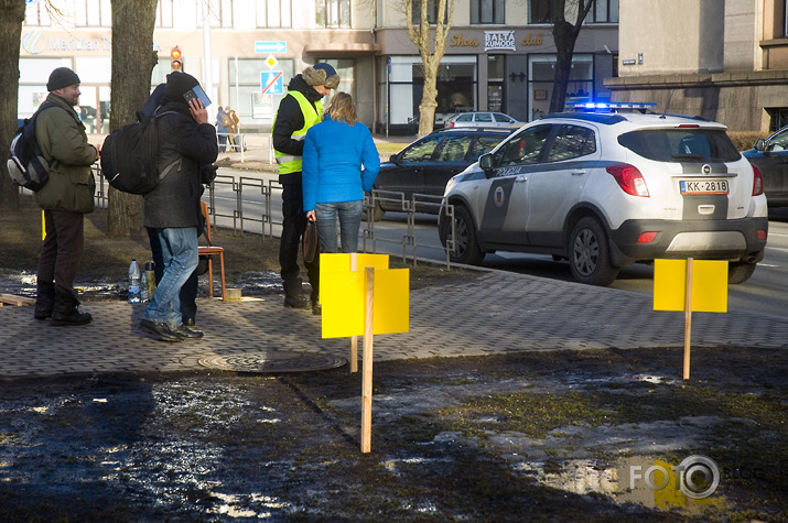 policija priekšā pakaļā