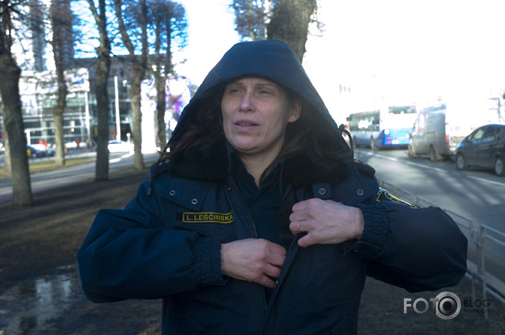 policija priekšā pakaļā