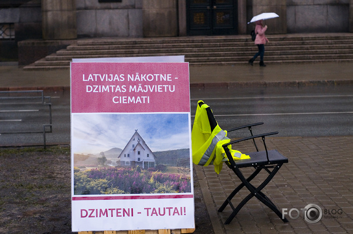 policija priekšā pakaļā