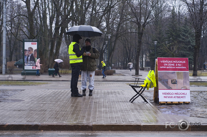 policija priekšā pakaļā