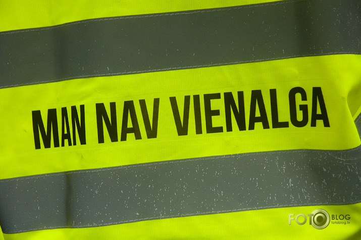 policija priekšā pakaļā