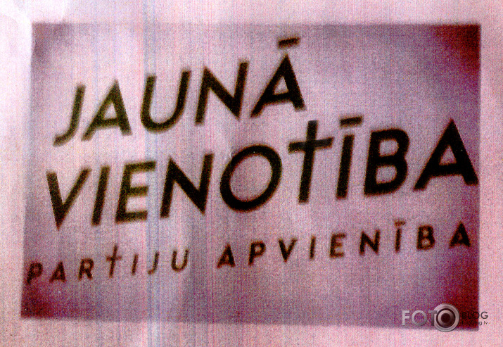 policija priekšā pakaļā