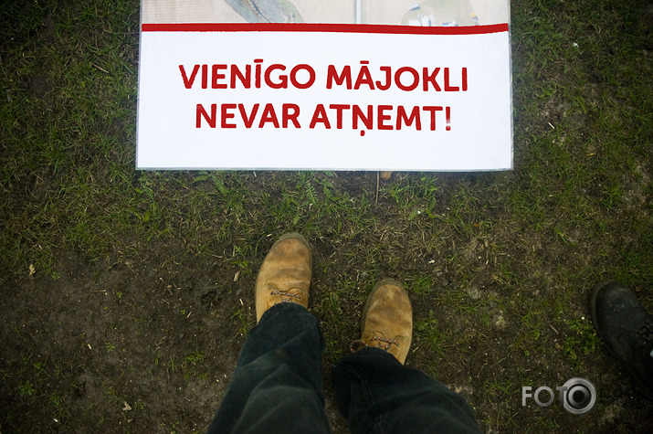 policija priekšā pakaļā