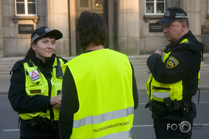 policija priekšā pakaļā