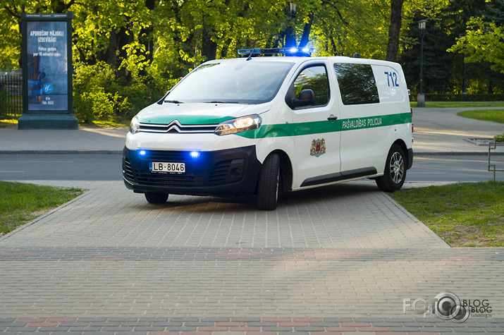 policija priekšā pakaļā