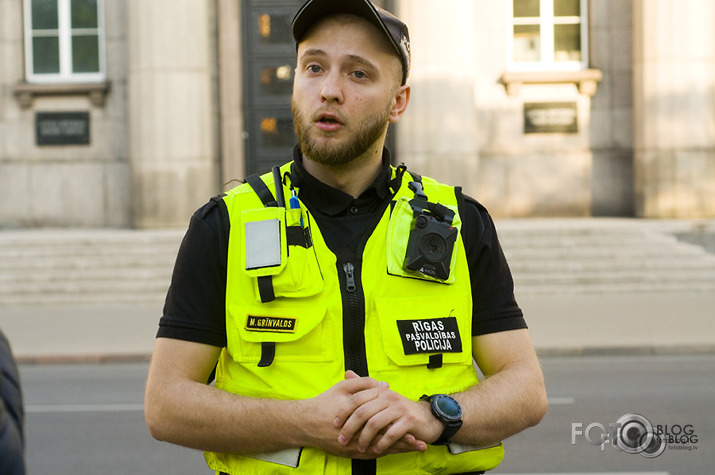 policija priekšā pakaļā