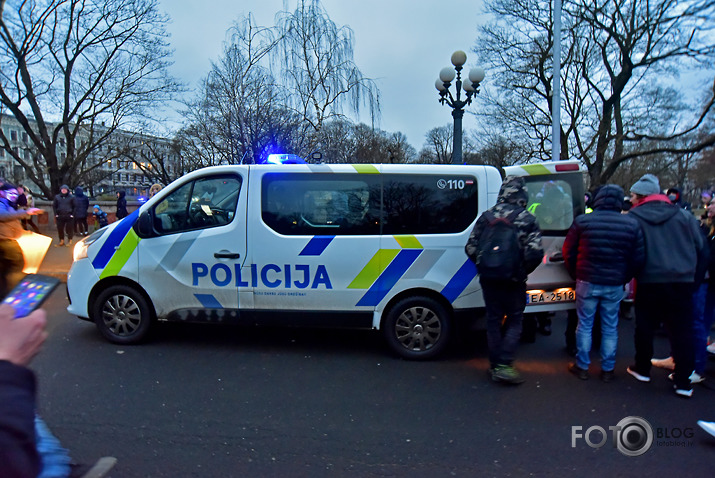 policisti un likumpārkāpēji un musori!