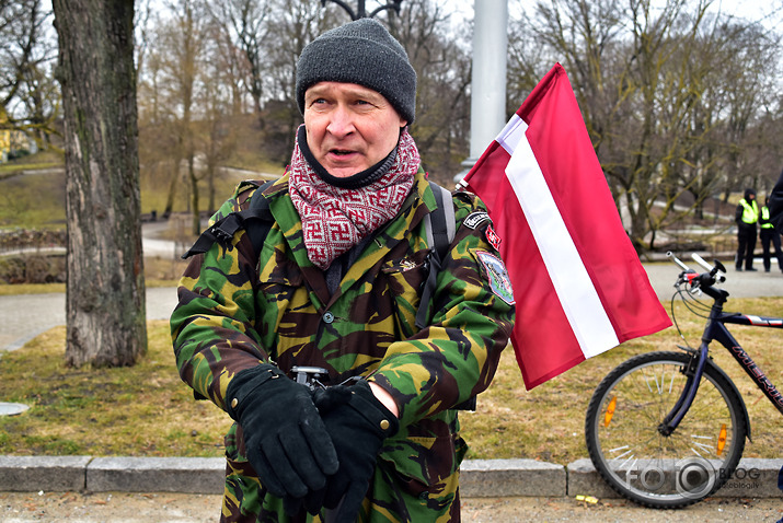 ziedi pie brīvības pieminekļa, zvans uz trako māju