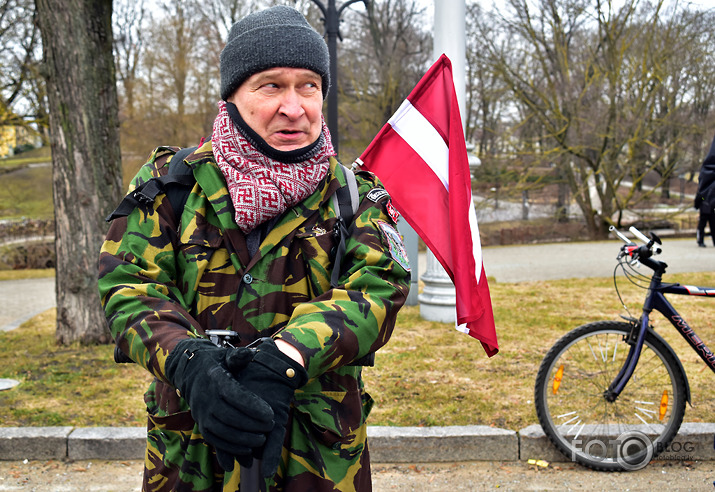 ziedi pie brīvības pieminekļa, zvans uz trako māju